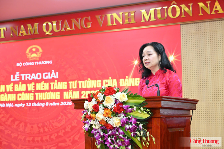 Đồng chí Nguyễn Thị Lâm Giang, Cục trưởng Cục Đổi mới sáng tạo, Chuyển đổi xanh và Khuyến công đại diện cho các tác giả, nhóm tác giả có tác phẩm đoạt  giải cuộc thi phát biểu.