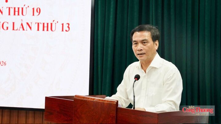 Phó Chủ tịch Liên hiệp Hội Việt Nam Phạm Ngọc Linh báo cáo công tác nhân sự Đại hội IX.