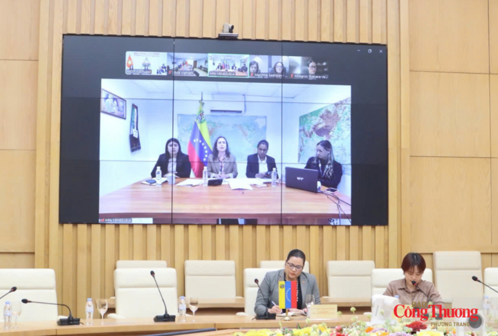 Thứ trưởng Ngoại giao Venezuela Andrea Corao Faría tham dự và phát biểu trực tuyến tại buổi làm việc.