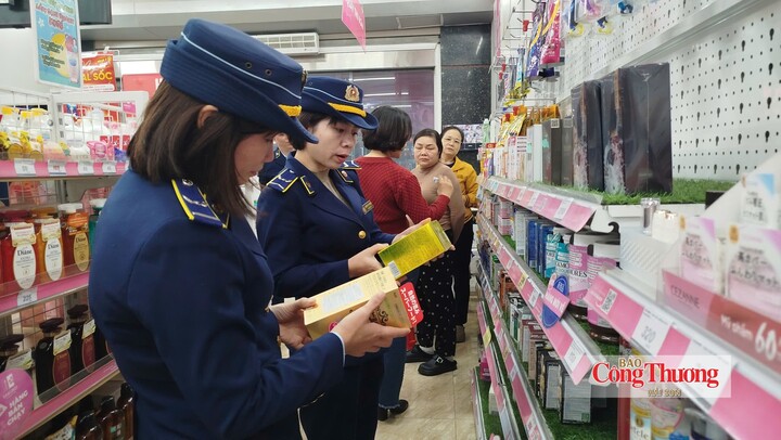 Lực lượng Quản lý thị trường Tuyên Quang tăng cường kiểm tra hàng hóa trên địa bàn tỉnh.