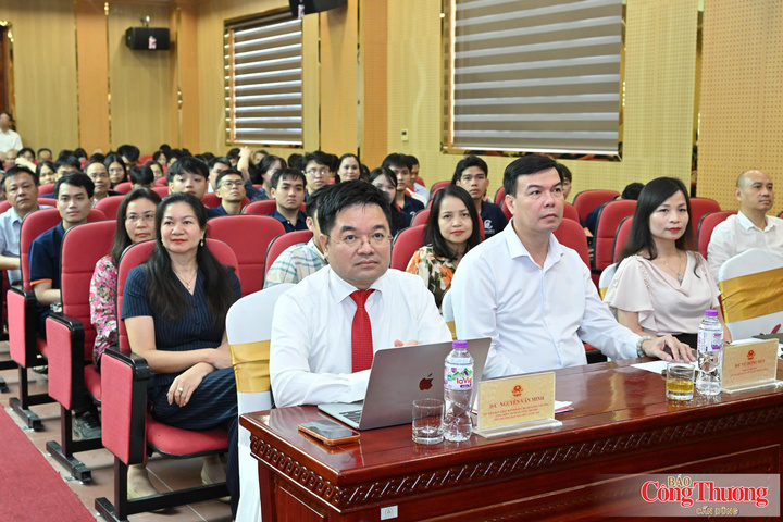 Lễ trao giải diễn ra trong không khí trang trọng, thu hút đông đảo đại biểu tham dự.