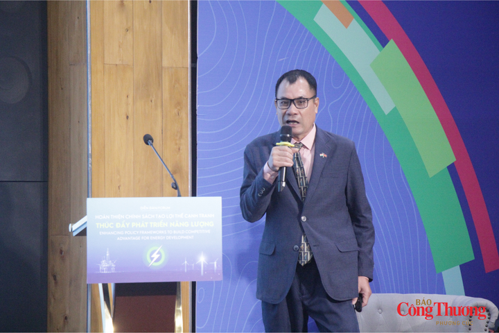 TS. Bùi Trọng Thoan, đại diện Nhóm nghiên cứu chiến lược VnEconomy tham luận tại diễn đàn.
