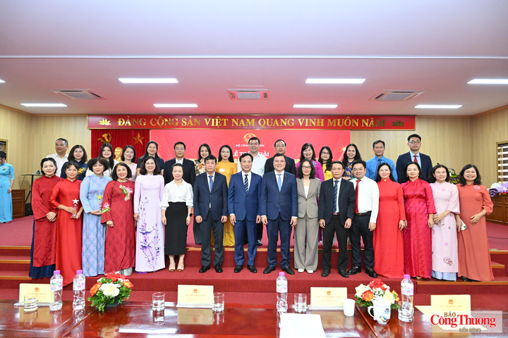 Các đại biểu lưu giữ khoảnh khắc kỷ niệm tại lễ trao giải.