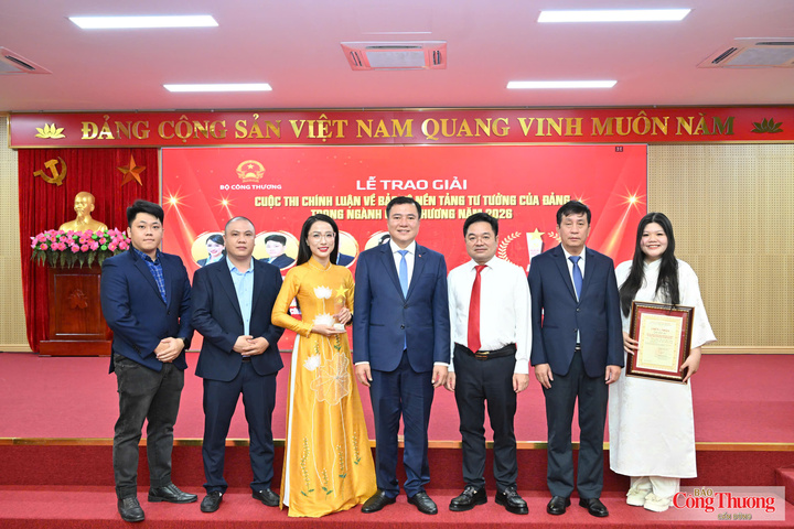 Các đại biểu cùng lưu lại những khoảnh khắc đẹp, lan tỏa niềm vui tại lễ trao giải.