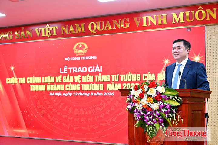 Thứ trưởng Bộ Công Thương Nguyễn Sinh Nhật Tân, Phó Trưởng Ban Chỉ đạo, Trưởng Ban Tổ chức Cuộc thi phát biểu tại Lễ trao giải.