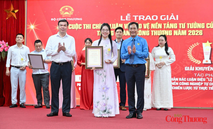 Ban Tổ chức trao giải cho tác giả Đặng Thị Thùy Linh, Sở Công Thương Nghệ An