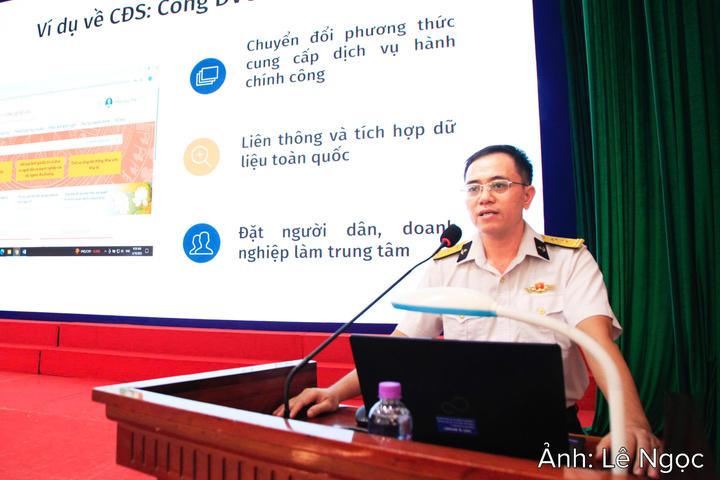 Trung tá Lê Danh Tài lên lớp truyền đạt nội dung về chuyển đổi số...