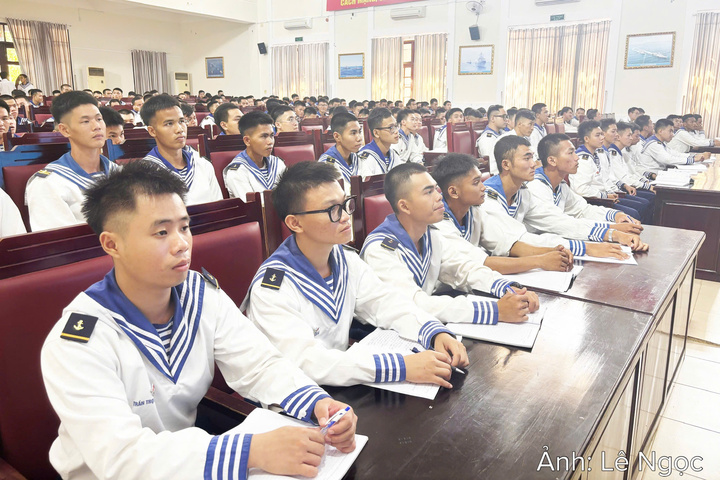 Hạ sĩ quan, chiến sĩ tập trung lắng nghe các nội dung tập huấn.