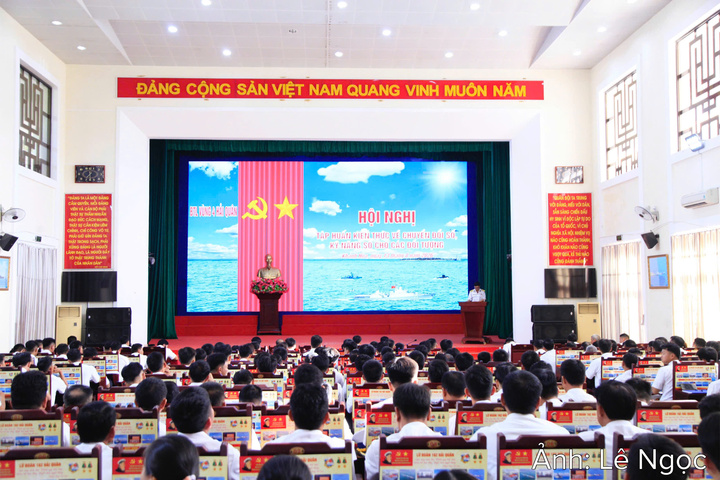 Quang cảnh buổi tập huấn dành cho sĩ quan, quân nhân chuyên nghiệp.