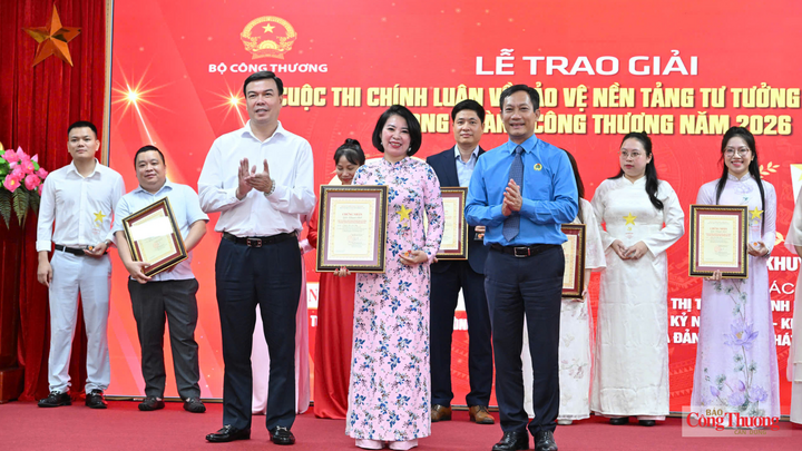 Đồng chí Vũ Hồng Huy - Phó Vụ trưởng Vụ Y tế, Thể thao,  Ban Tuyên giáo Trung ương và đồng chí Lê An Hải - Ủy viên Ban Chấp hành Đảng bộ Bộ Công Thương, Chủ tịch Công đoàn Công Thương Việt Nam trao giải cho tác giả Nguyễn Thị Mai Thủy - Phòng Tổng hợp, Văn phòng Bộ Công Thương.
