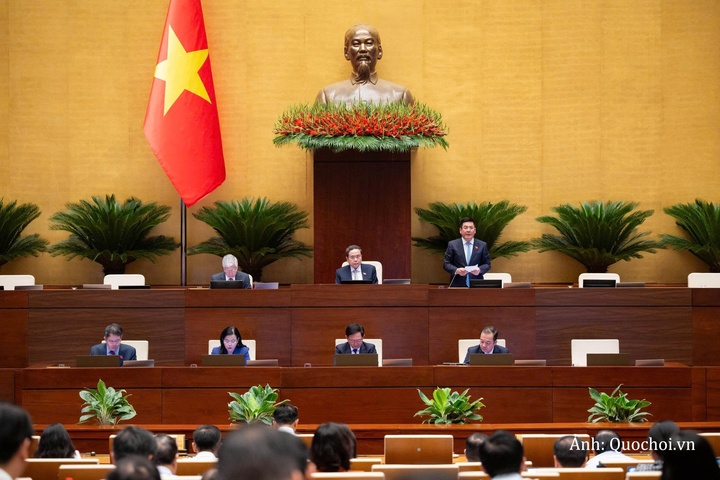 Quốc hội thảo luận ở hội trường về dự án Luật sửa đổi, bổ sung một số điều của Luật Tần số vô tuyến điện, Luật Viễn thông, Luật Giao dịch điện tử và Luật Chuyển giao công nghệ.