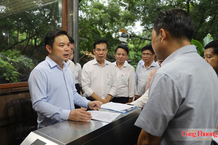 Ông Đỗ Hữu Huy, Chủ tịch UBND tỉnh Đắk Lắk (bìa trái) kiểm tra công tác chuẩn bị đón tiếp du khách tới với Lễ hội Sầu riêng năm 2026