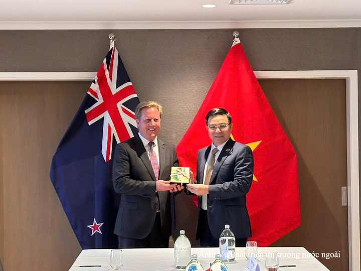 Bộ trưởng Lê Mạnh Hùng và Bộ trưởng phụ trách Thương mại và Đầu tư Todd McClay tại buổi làm việc.