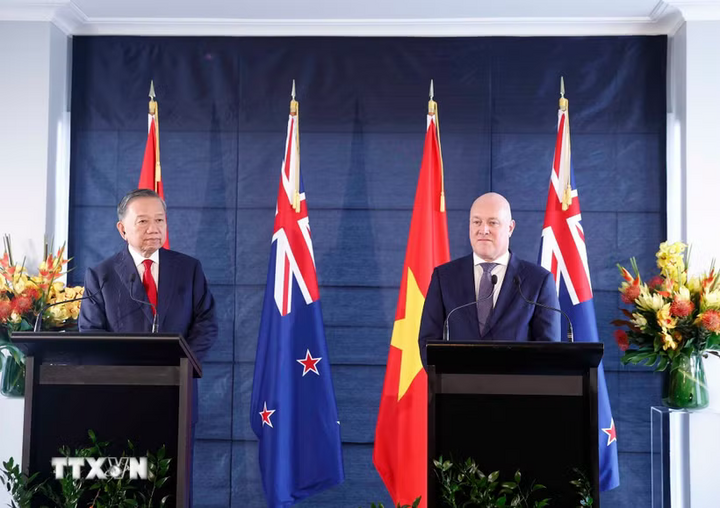 Sáng 13/8/2026 (giờ địa phương), tại thành phố Auckland, sau hội đàm chính thức, Tổng Bí thư, Chủ tịch nước Tô Lâm và Thủ tướng New Zealand Christopher Luxon gặp gỡ báo chí và chứng kiến lễ trao văn kiện hợp tác. (Ảnh: Thống Nhất/TTXVN)