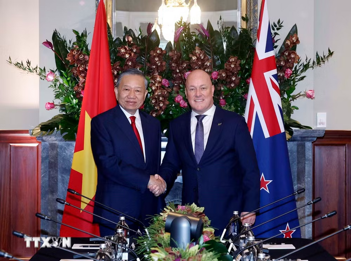 Tổng Bí thư, Chủ tịch nước Tô Lâm và Thủ tướng New Zealand Christopher Luxon chụp ảnh chung. Ảnh: Thống Nhất/TTXVN