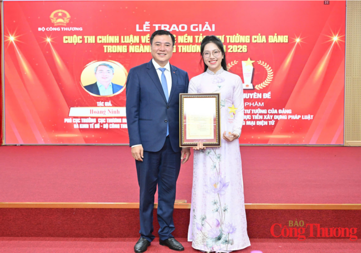 Tác giả Đặng Thị Thùy Linh, Sở Công Thương Nghệ An chụp ảnh lưu niệm cùng Thứ trưởng Bộ Công Thương Nguyễn Sinh Nhật Tân