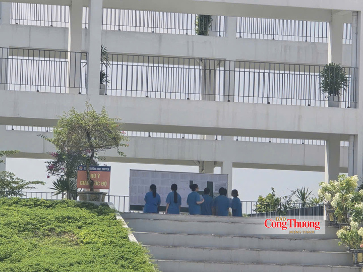 Các thí sinh làm thủ tục dự thi tại Điểm thi Trường THPT Chuyên Tuyên Quang chiều 13/8.