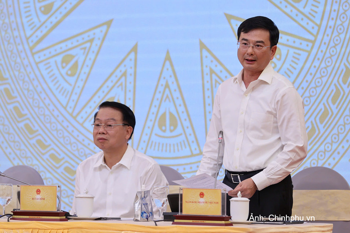 Phó Thống đốc Ngân hàng Nhà nước Phạm Thanh Hà trao đổi thông tin tại họp báo Chính phủ