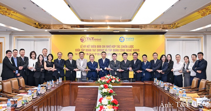 Lãnh đạo và đại diện T&T Group, Yusys Technologies chụp ảnh lưu niệm.