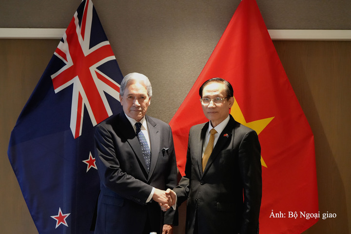 Bộ trưởng Bộ Ngoại giao Lê Hoài Trung và Bộ trưởng Ngoại giao New Zealand Winston Peters.