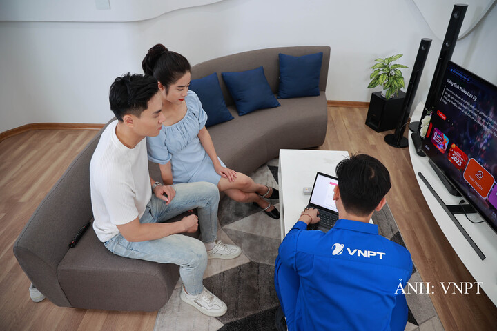 Kỹ thuật viên VNPT sẽ khảo sát nhu cầu sử dụng Internet của từng gia đình và tư vấn giải pháp phù hợp. Ảnh: VNPT
