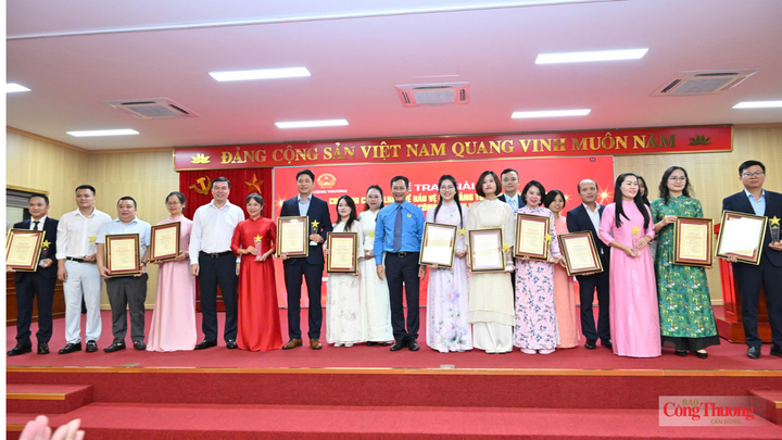 Đồng chí Vũ Hồng Huy - Phó Vụ trưởng Vụ Y tế, Thể thao, Ban Tuyên giáo Trung ương và đồng chí Lê An Hải - Ủy viên Ban Chấp hành Đảng bộ Bộ Công Thương, Chủ tịch Công đoàn Công Thương Việt Nam trao giải Khuyến khích cho 12 tác giả và nhóm tác giả đoạt giải.