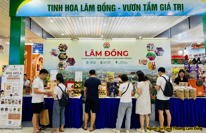 Gian hàng giới thiệu sản phẩm đặc trưng của tỉnh Lâm Đồng tại hội chợ.