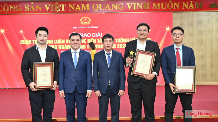 Đồng chí Nguyễn Sinh Nhật Tân - Uỷ viên Ban Thường vụ, Phó Bí thư Thường trực Đảng ủy, Thứ trưởng Bộ Công Thương và đồng chí Phan Văn Bản - Uỷ viên Ban Thường vụ, Phó Bí thư Chuyên trách Đảng ủy Bộ Công Thương cùng các tác giả.