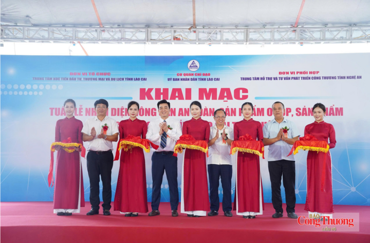 Các đại biểu thực hiện nghi thức cắt băng khai mạc tuần lễ.