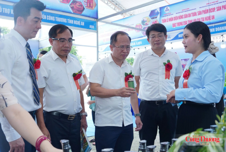 Các đại biểu tham quan các gian hàng.