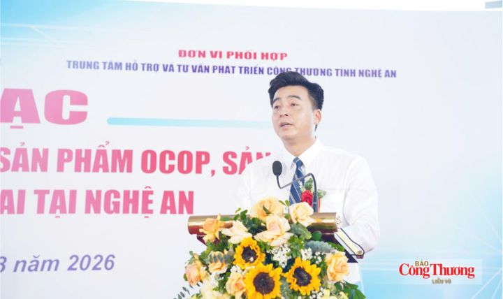 Đại diện Trung tâm Xúc tiến Đầu tư, Thương mại và Du lịch tỉnh Lào Cai phát biểu khai mạc chương trình.