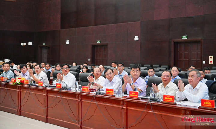 Lãnh đạo thành phố Đà Nẵng tham dự Hội thảo.