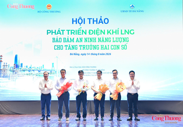 Tổng Biên tập Báo Công Thương Nguyễn Văn Minh và lãnh đạo Sở Công Thương thành phố Đà Nẵng tặng hoa cảm ơn các đơn vị đồng hành cùng Hội thảo.