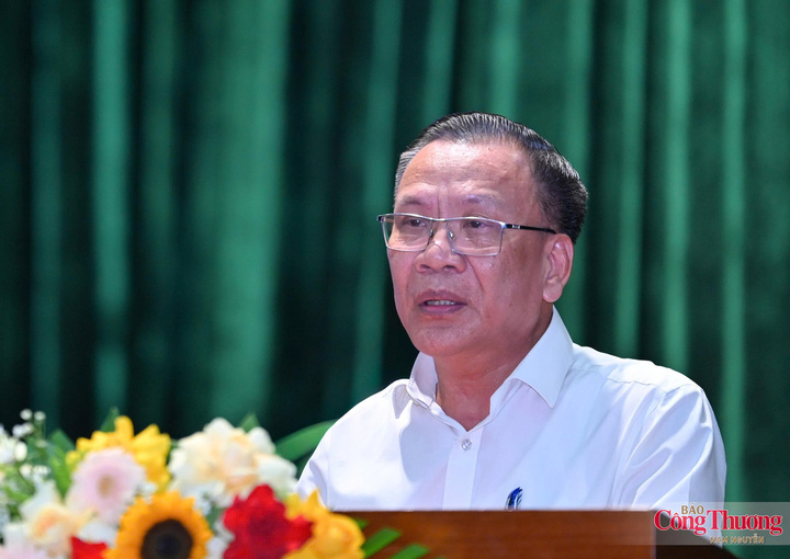 Ông Nguyễn Văn Trừ, Phó Giám đốc Sở Công Thương TP. Đà Nẵng phát biểu tham luận với chủ đề: “Sự cần thiết về việc thực hiện Dự án Nhà máy điện khí LNG Hòa Ninh, Đà Nẵng trong xu thế chuyển đổi xanh của thành phố đáng sống”.
