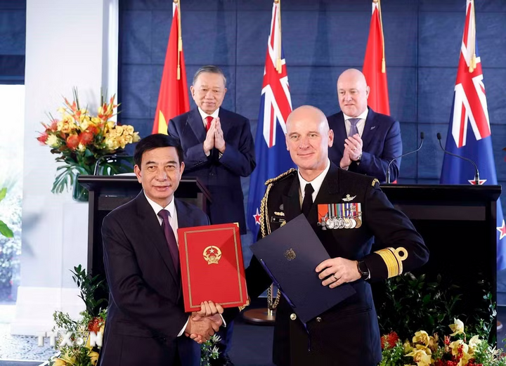 Tổng Bí thư, Chủ tịch nước Tô Lâm và Thủ tướng New Zealand Christopher Luxon chứng kiến trao văn kiện hợp tác giữa hai nước. Ảnh: Thống Nhất/TTXVN