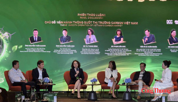 Các diễn giả thảo luận, trao đổi và đưa ra giải pháp về vận hành thông suốt thị trường Carbon Việt Nam tại phiên thảo luận trong khuông khổ diễn đàn.