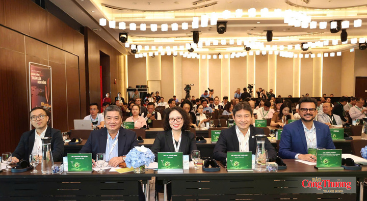 Đại biểu tham dự sự kiện.