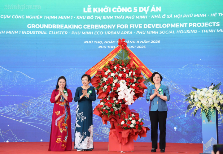 Phó Thủ tướng Phạm Thị Thanh Trà chúc mừng các dự án do Liên danh Công ty cổ phần thương mại Dạ Hợp và Công ty cổ phần đầu tư xuất nhập khẩu Thăng Long (DragonGroup) làm chủ đầu tư - Ảnh: chinhphu.vn/Thu Giang