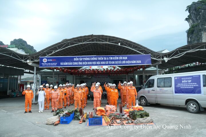 Lực lượng xung kích CTĐL Điện lực Quảng Ninh xuất phát ngay trong đêm và tập hợp tại cảng Cái Rồng di chuyển đi đảo Quan Lạn khắc phục sự cố.