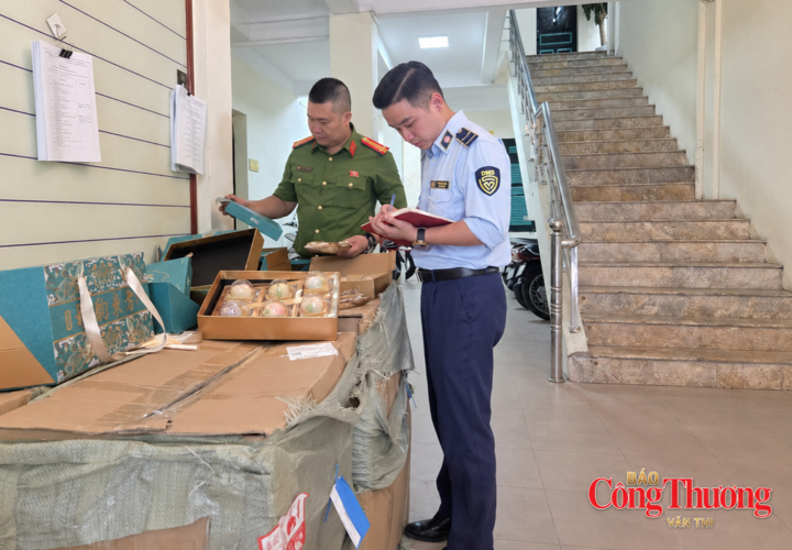 Lực lượng quản lý thị trường Hà Nội phối hợp với lực lượng công an tạm giữ bánh trung thu không có hóa đơn chứng từ hợp pháp