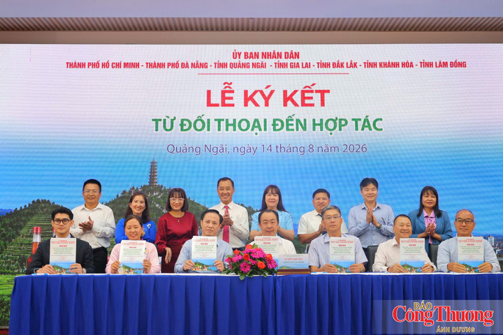 Các chủ thể OCOP và doanh nghiệp phân phối ký kết hợp tác.