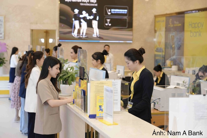 Khách hàng giao dịch tại Nam A Bank.