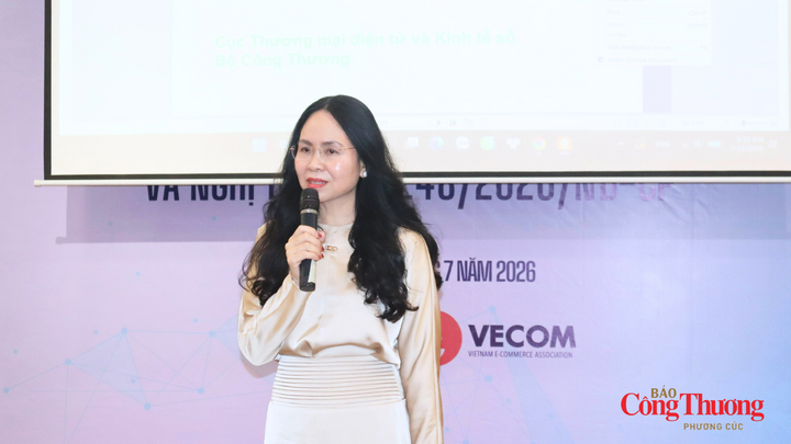Tiến sĩ Lê Hoàng Oanh, Cục trưởng Cục Thương mại điện tử và Kinh tế số, Bộ Công Thương chủ biên cuốn sách "Giá trị của một tổ chức".