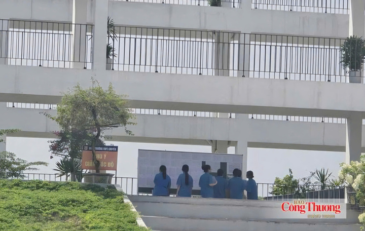 Các thí sinh làm thủ tục dự thi tại điểm thi Trường THPT chuyên Tuyên Quang chiều 13/8.