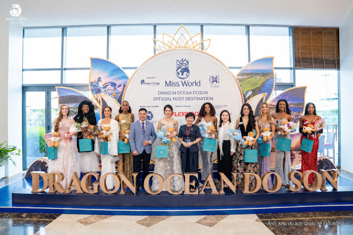 Đại diện Khu du lịch Quốc tế Đồi Rồng tặng quà chào mừng gần 120 thí sinh Miss World 2026.