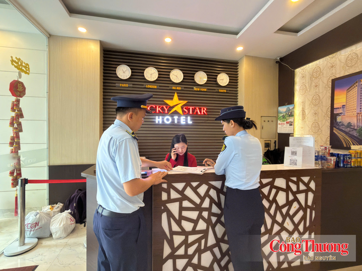 Lực lượng Quản lý thị trường tỉnh Đắk Lắk kiểm tra các cơ sở lưu trú.