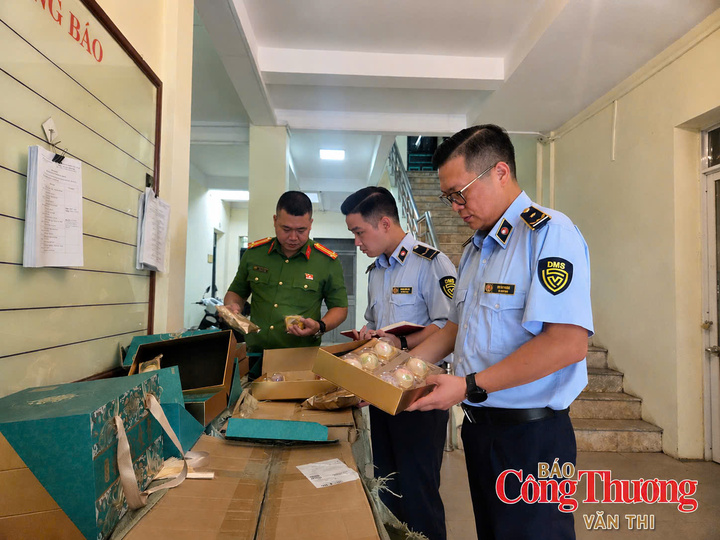 Đội Quản lý thị trường số 5 phối hợp với Công an phường Bạch Mai tạm giữ 800 cái bánh Trung thu không có hóa đơn, giấy tờ hợp pháp.
