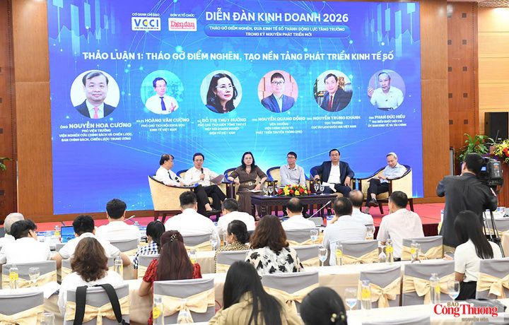 Diễn giả tham gia phiên thảo luận với chủ đề "Tháo gỡ điểm nghẽn, tạo nền tảng phát triển kinh tế số".