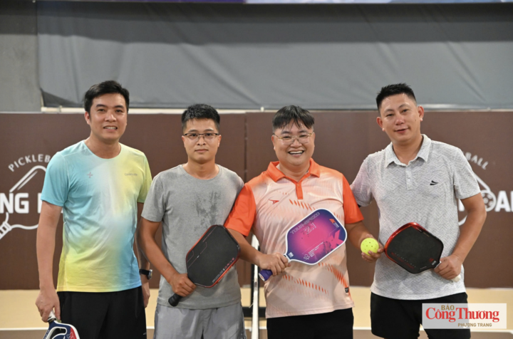Các vận động viên nội dung đôi nam chụp ảnh lưu niệm tại Giải Pickleball Báo Công Thương 2026.