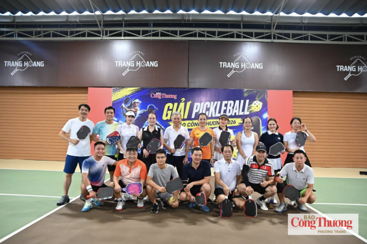 Lãnh đạo Báo Công Thương chụp ảnh lưu niệm cùng các vận động viên tham dự giải.